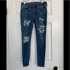 American Eagle Jegging Women’s Size 6 Short. Medium Wash Distressed Denim